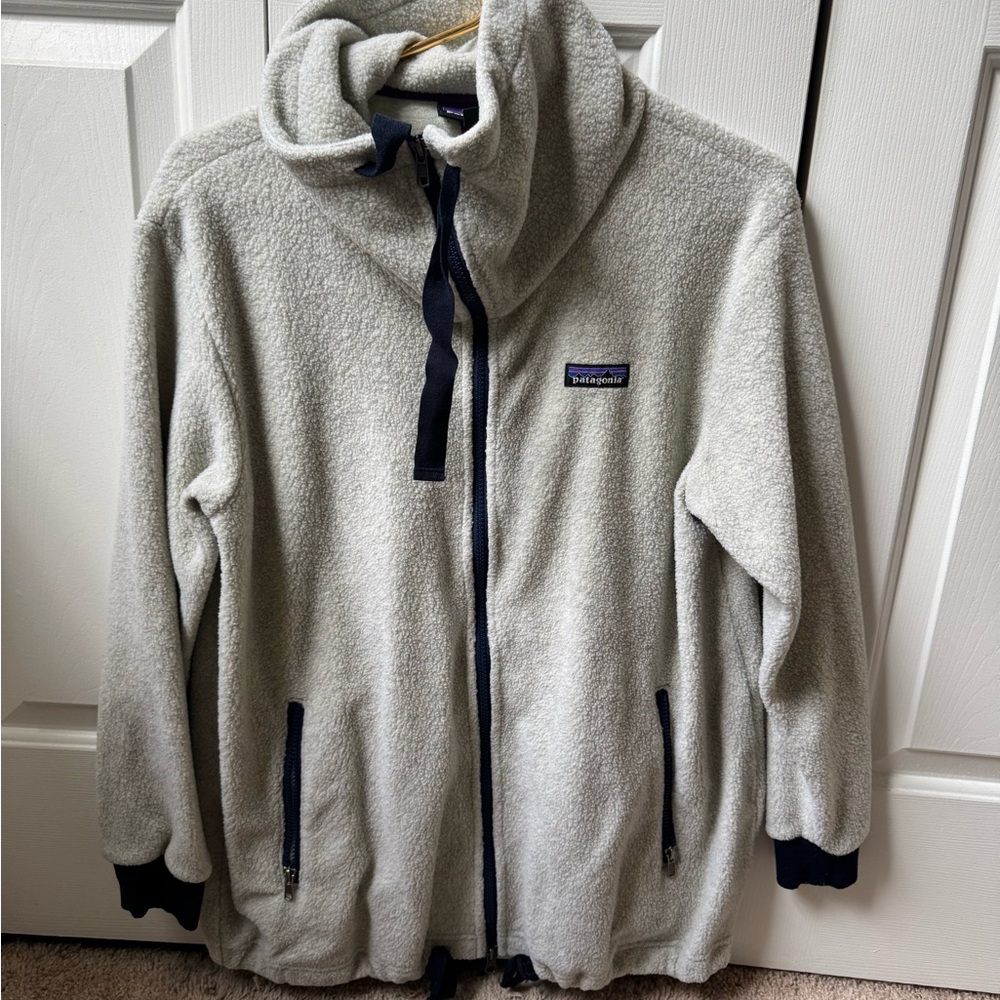 Patagonia Light Gray Fleece Jacket with Navy Accents